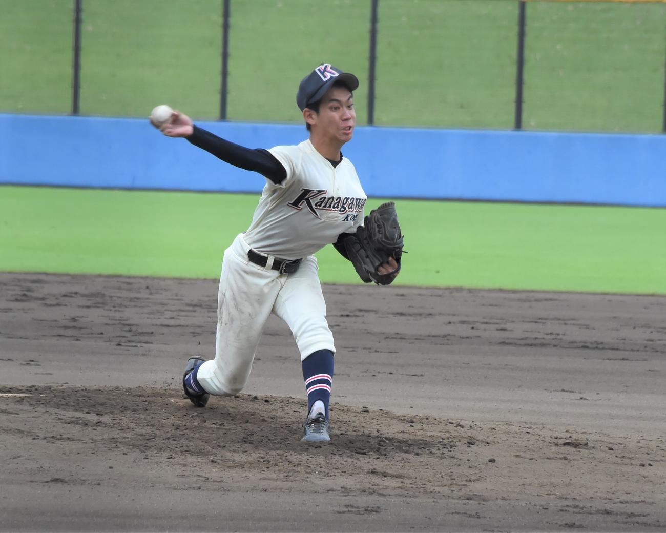 神奈川工対神奈川大付　力投する神奈川工先発の三宅（撮影・鈴木正章）