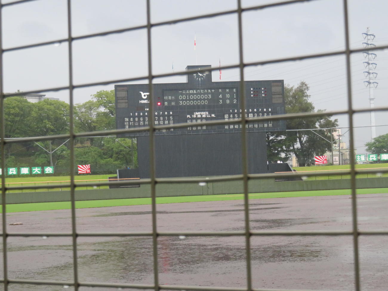 兵庫大会　明石清水－豊岡総合　降雨により、9回裏無死一、二塁で中断し継続試合となった（撮影・磯綾乃）
