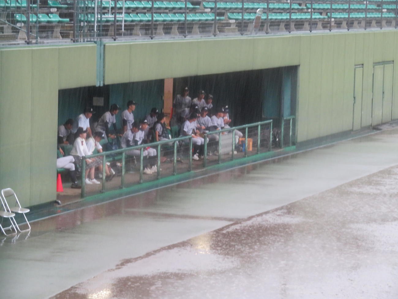 兵庫大会　明石清水－豊岡総合　降雨により、9回裏無死一、二塁で中断し、再開を待った明石清水の選手たち（撮影・磯綾乃）