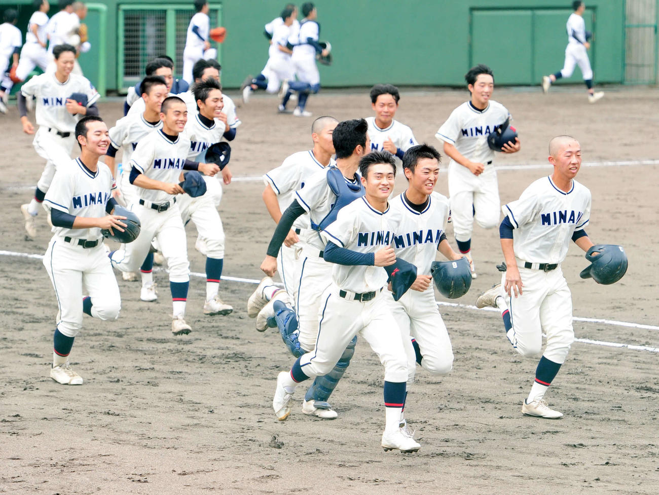 分水・加茂農林・正徳館・栃尾対新潟南　継続試合を勝利で収め、笑顔でスタンドあいさつに向かう新潟南ナイン