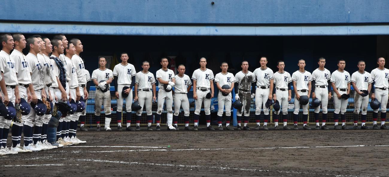 桐蔭学園対鎌倉学園　試合に敗れ悔しそうな表情で桐蔭学園の校歌を聞く鎌倉学園の選手たち（撮影・鈴木正章）