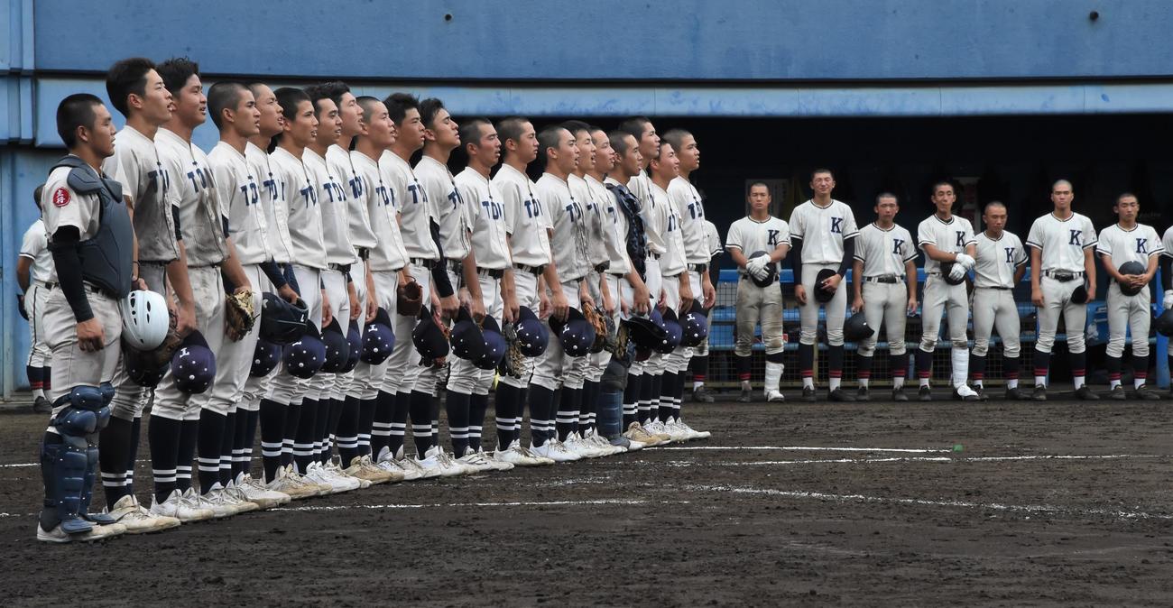 桐蔭学園対鎌倉学園　勝って校歌を歌う桐蔭学園の選手たち。後方は悔しそうな表情の鎌倉学園ナイン（撮影・鈴木正章）