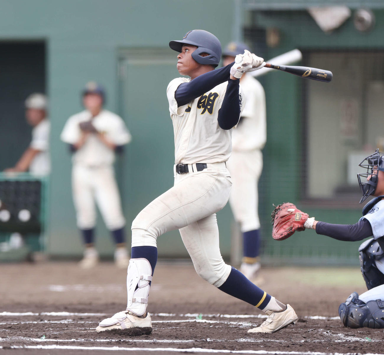 金沢対光明学園相模原　7回裏光明学園相模原1死、中越えソロ本塁打を放つエゼ（撮影・宮地輝）