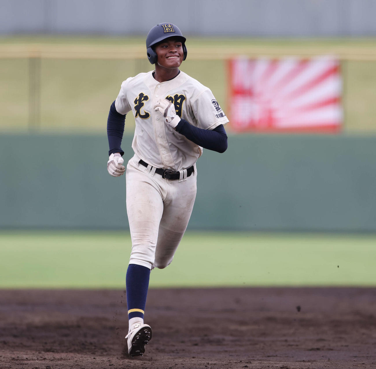金沢対光明学園相模原　7回裏光明学園相模原1死、中越えソロ本塁打を放ち、笑顔でダイヤモンドを回るエゼ（撮影・宮地輝）