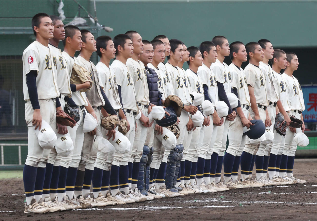 金沢対光明学園相模原　勝利し、校歌斉唱する光明学園相模原の選手たち（撮影・宮地輝）