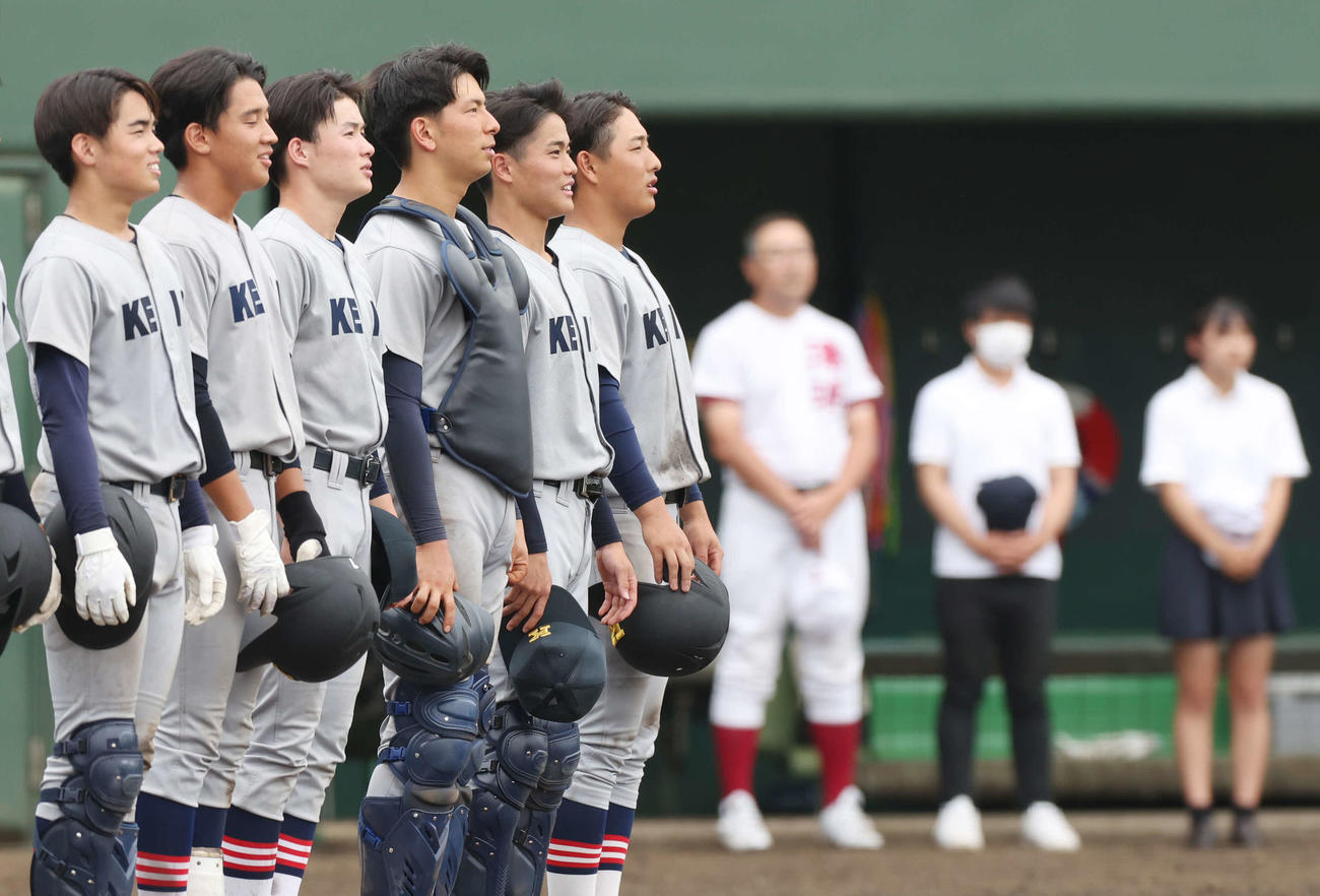 津久井浜対慶応　7回コールド勝ちし、校歌斉唱する慶応・清原（左から6人目）ら選手たち（撮影・宮地輝）