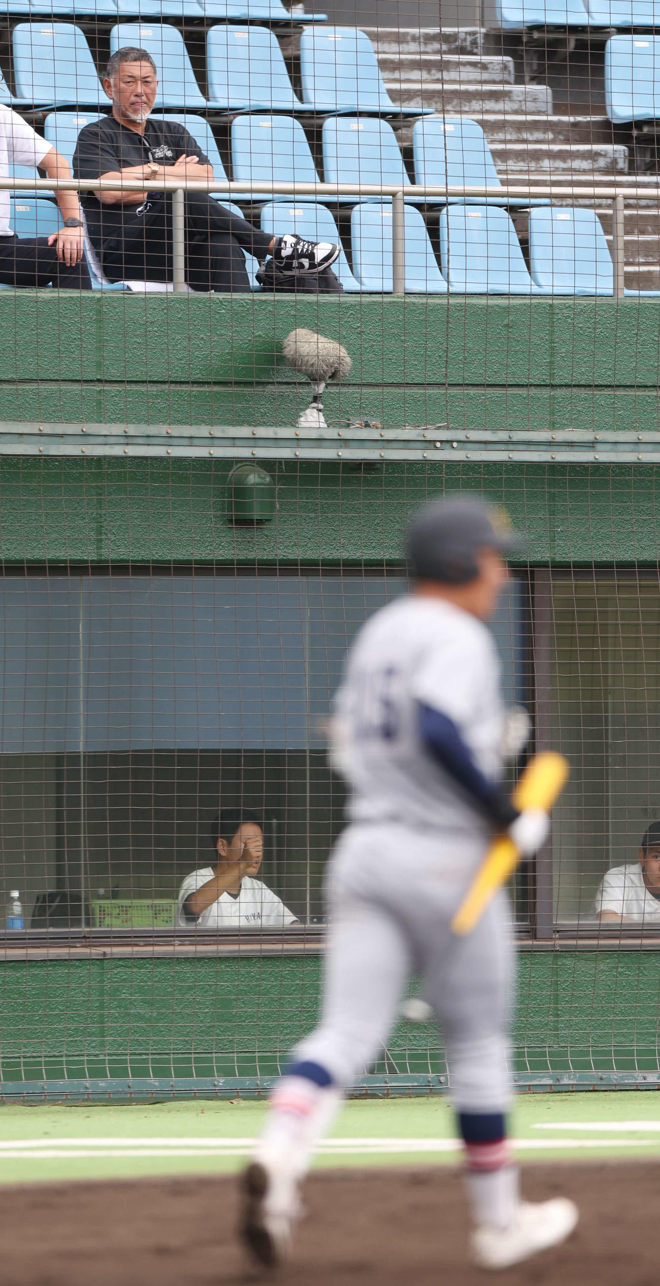 津久井浜対慶応　打席に向かう慶応・清原勝児を見つめる清原和博氏（撮影・宮地輝）