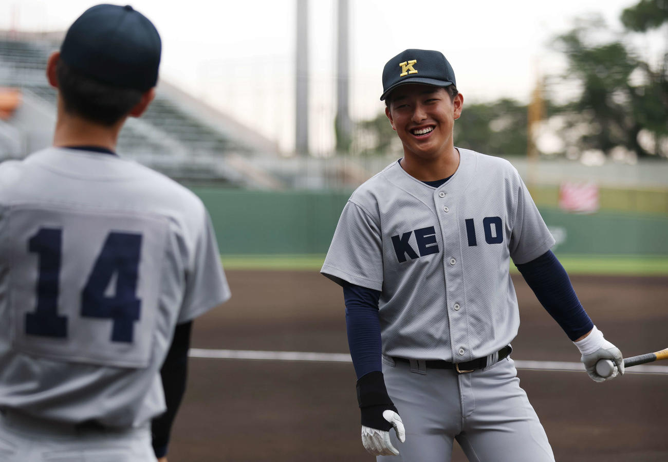 津久井浜対慶応　試合前、慶応・宮尾（左）と笑顔で話す清原（撮影・宮地輝）