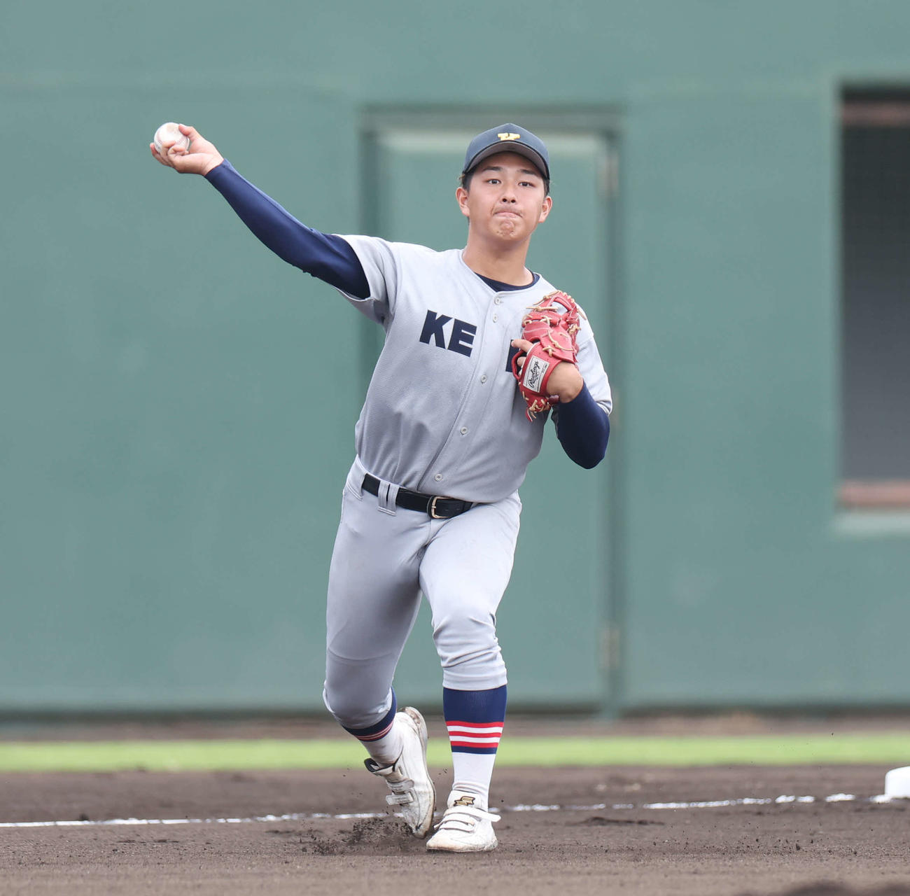 津久井浜対慶応　1回表津久井浜無死、臼井の三ゴロを一塁に送球する清原（撮影・宮地輝）