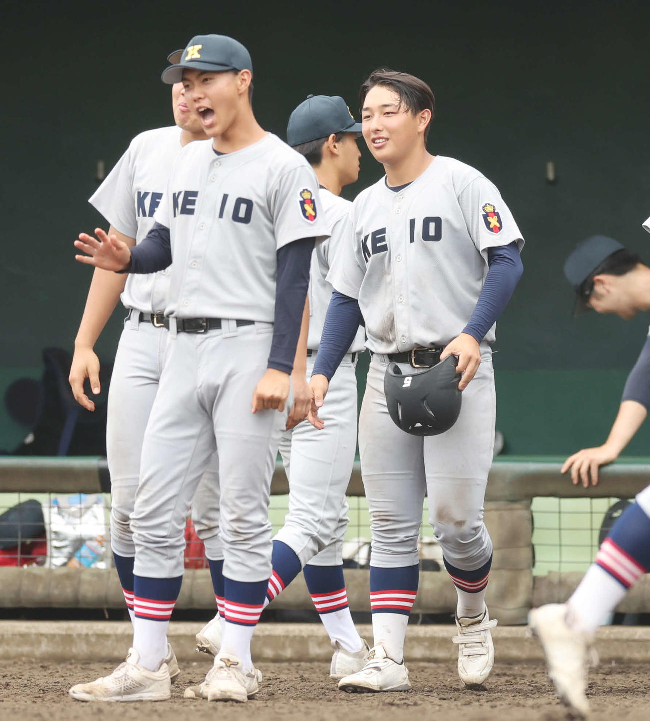 津久井浜対慶応　6回表を無失点に抑えたチームメートを迎える慶応・清原（右）（撮影・宮地輝）