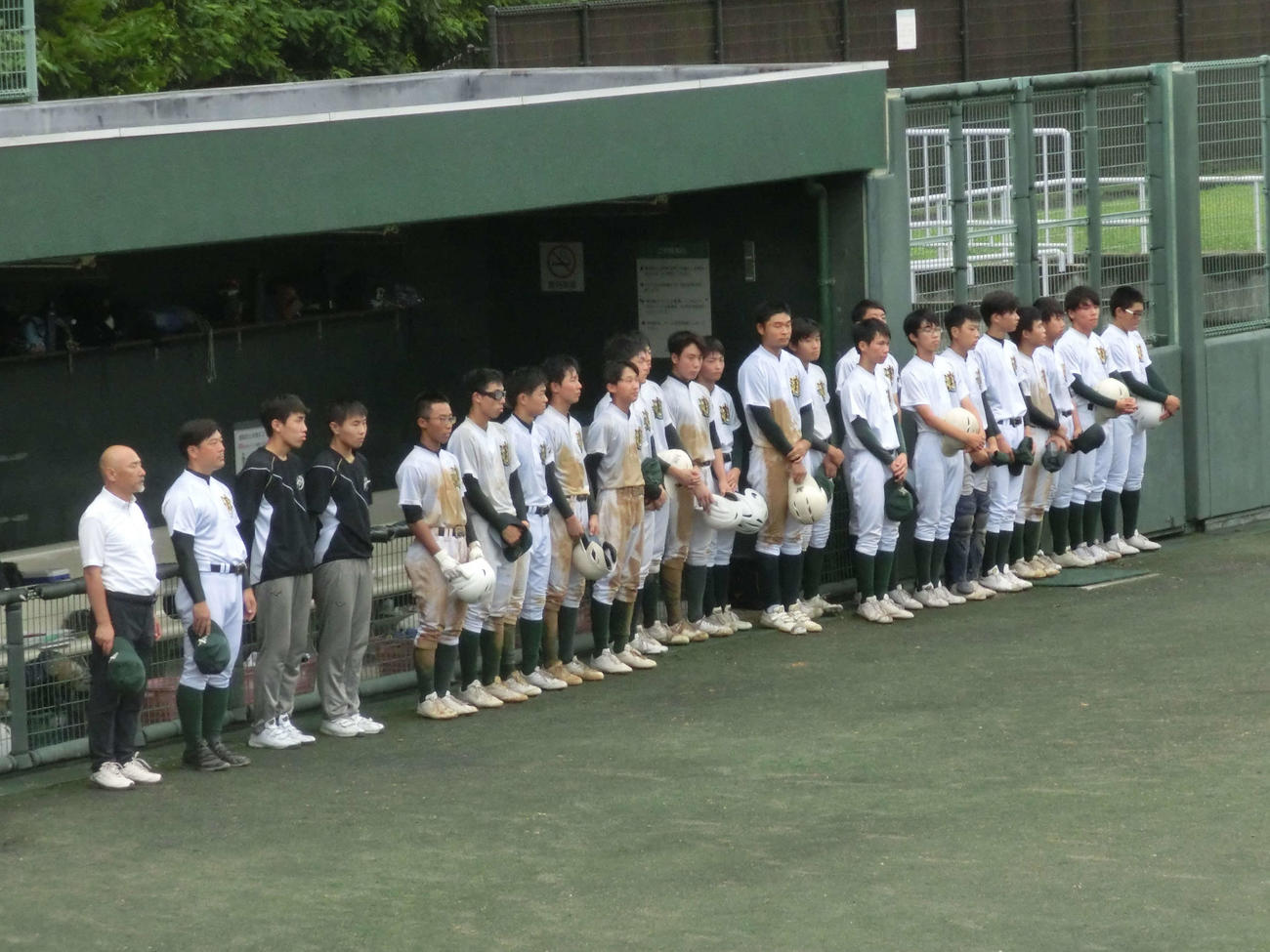 川西北陵対灘　タイブレークの末に初戦で敗退した灘ナイン（撮影・田口真一郎）