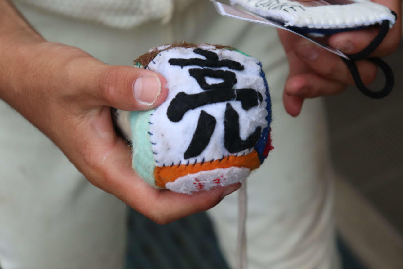 兵庫大会　西宮北対西宮今津　試合後に見せてくれた主将の野口亮祐投手（2年）のお守り。1年生の時にマネージャーからもらってカバンにつけている（撮影・中島麗）