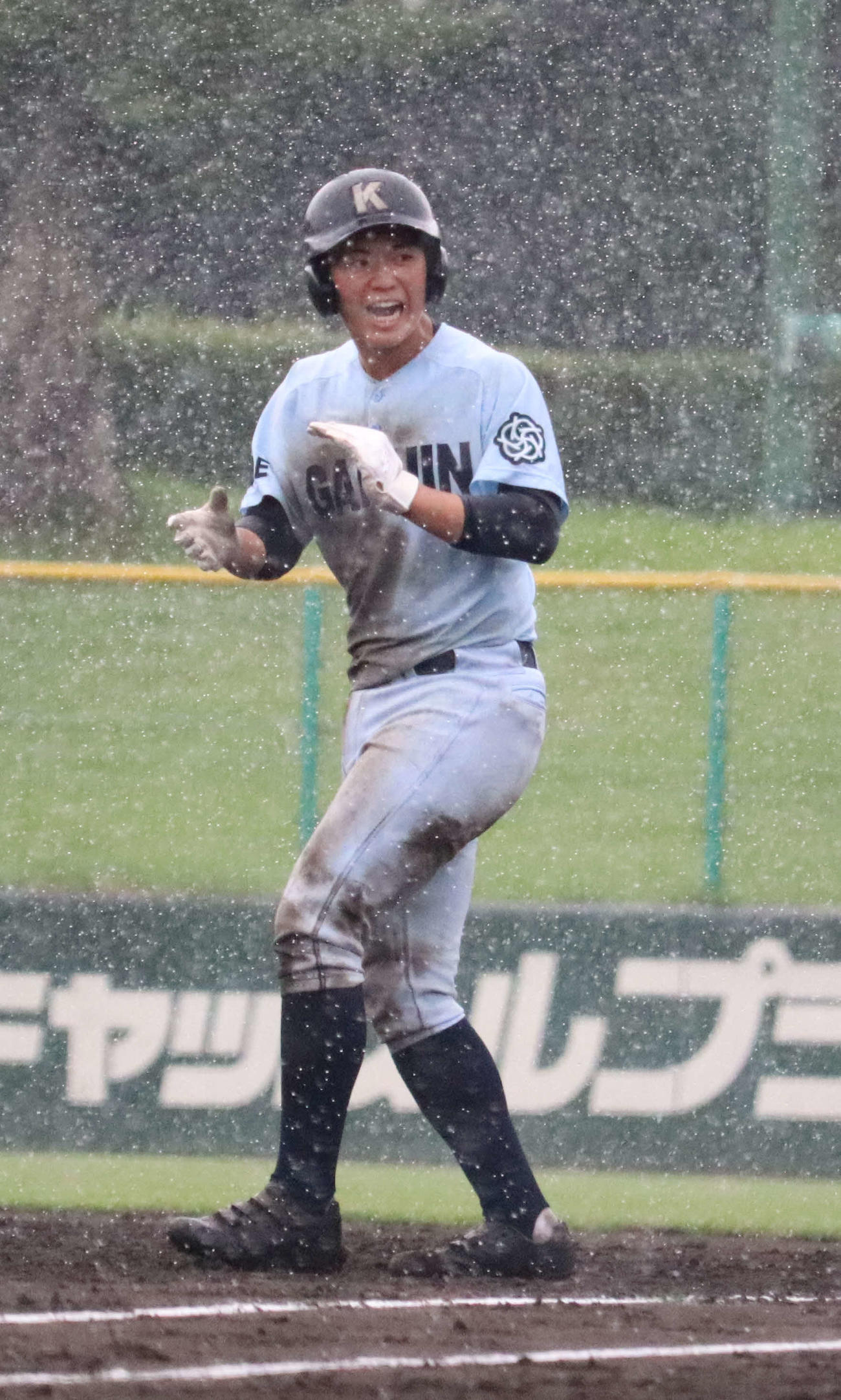 神戸学院大付対御影　4回表二死無塁で中前打を放ち喜ぶ主将の峯松