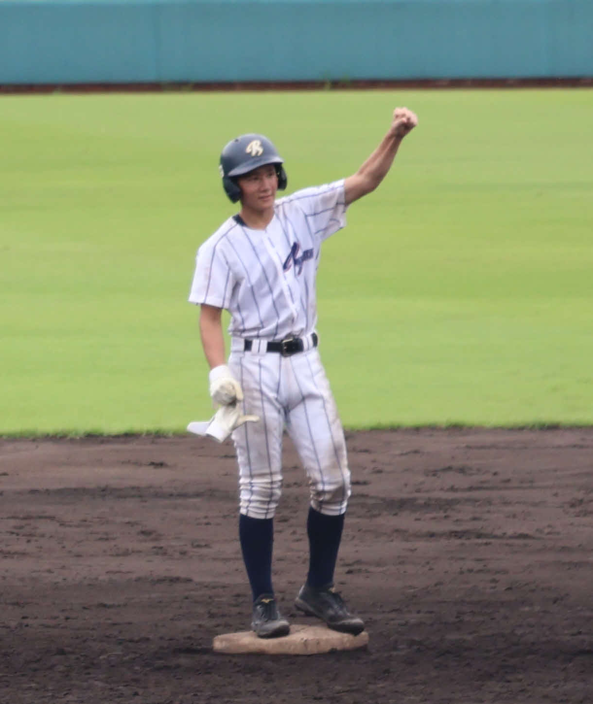 洛東対洛西　適時二塁打を放ち応援席に向かってガッツポーズする洛東・北村（撮影・原田竣矢）