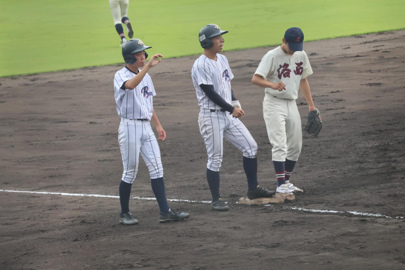 洛東対洛西　中越え三塁打を放った洛東・川端（撮影・原田竣矢）