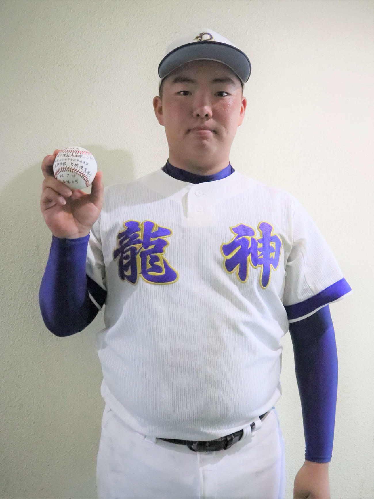 南部高龍神分校対県和歌山　初回に放った2点本塁打のボールを手にポーズを決める南部高龍神分校の上村（撮影・村松万里子）