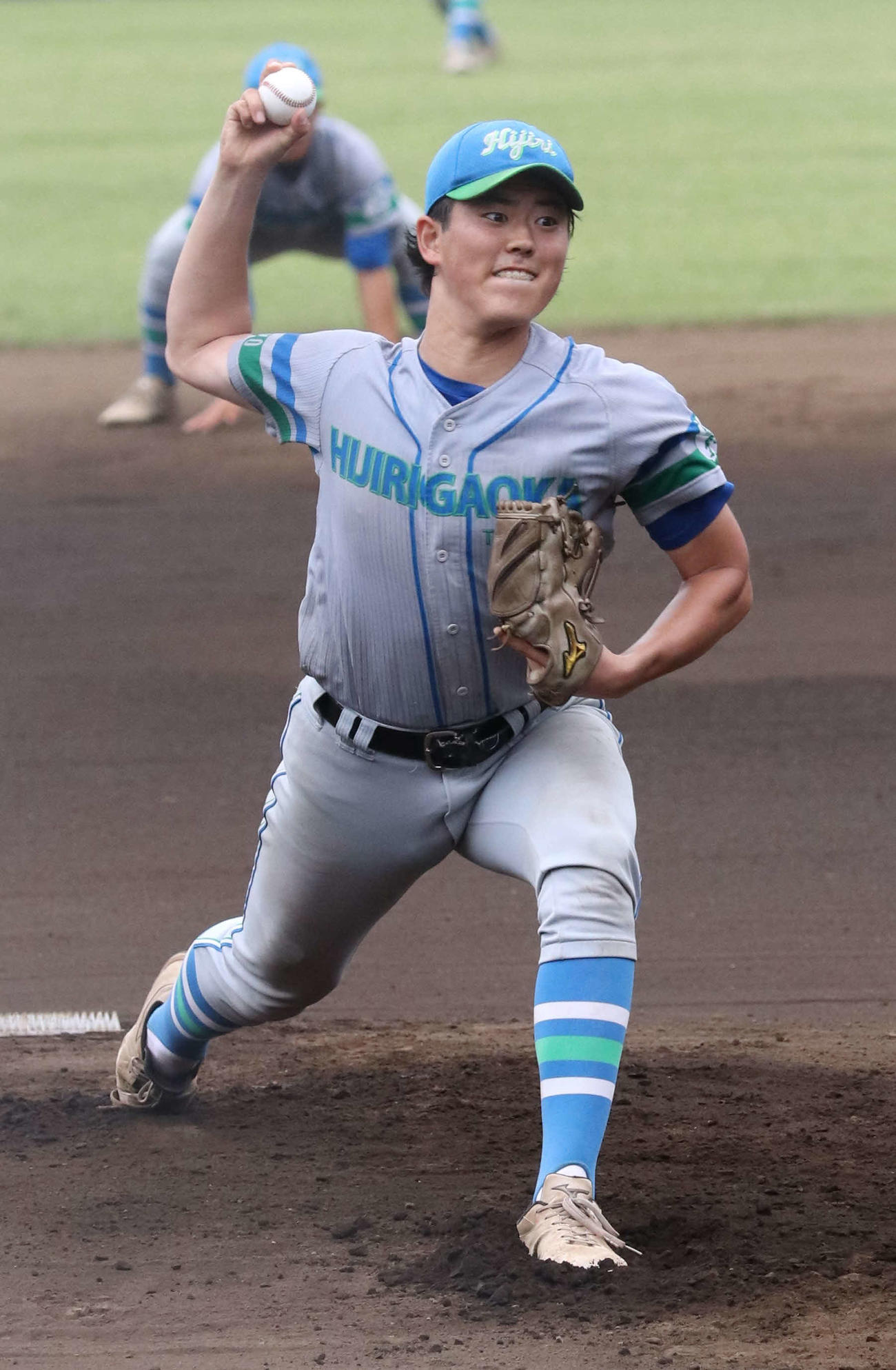 法政対多摩大聖ケ丘　先発し力投する多摩大聖ケ丘・佐藤（撮影・玉利朱音）