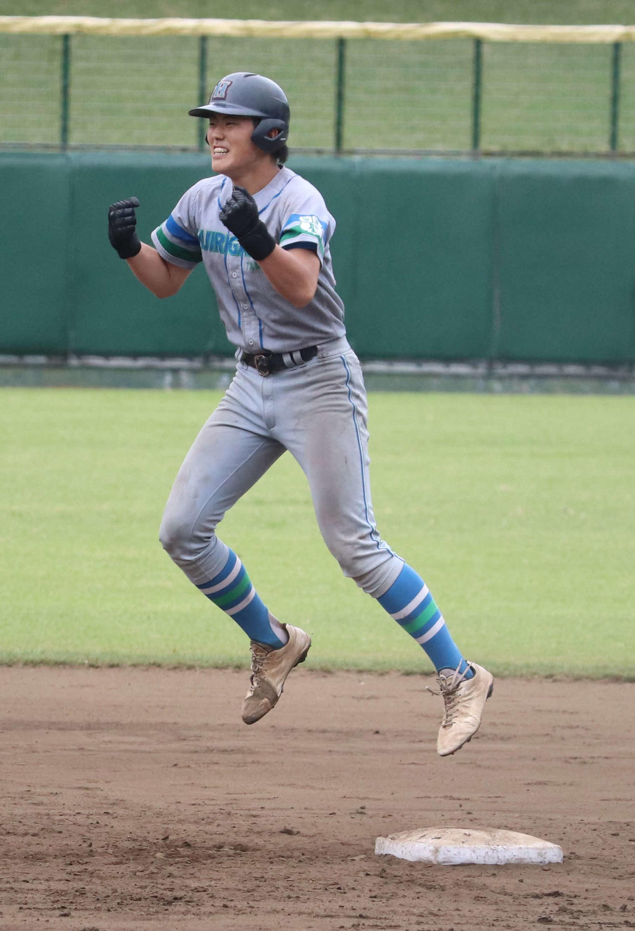 法政対多摩大聖ケ丘　9回裏多摩大聖ケ丘1死満塁、右適時二塁打を放ち二塁上でガッツポーズをする佐藤（撮影・玉利朱音）