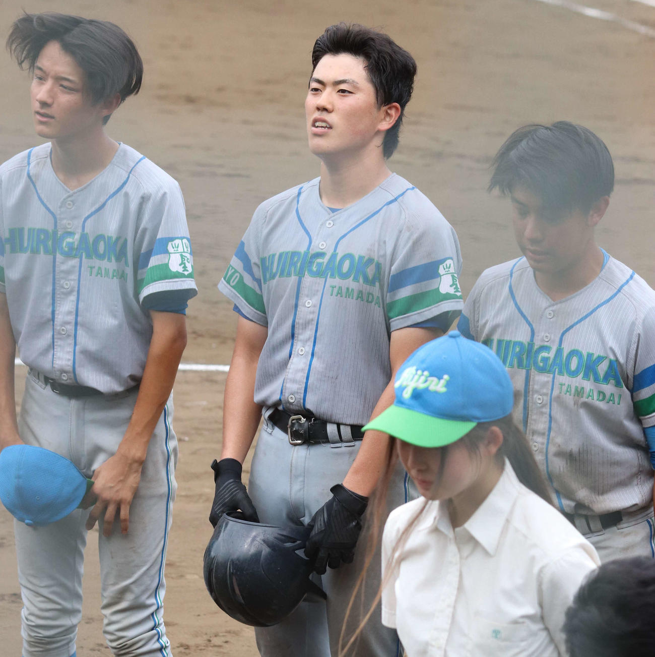法政対多摩大聖ケ丘　試合後応援席にあいさつをする多摩大聖ケ丘・佐藤（中央）（撮影・玉利朱音）