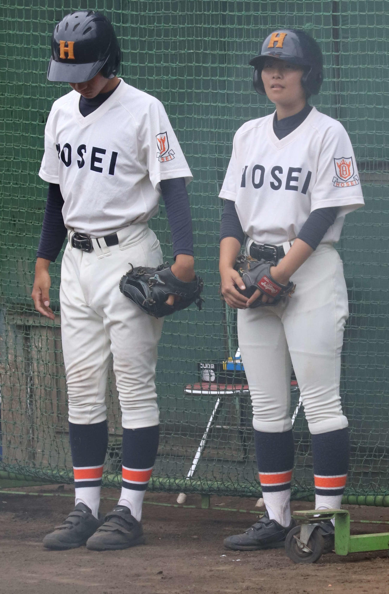 法政対多摩大聖ケ丘　ボールパーソンを務める法政・狩谷（右）（撮影・玉利朱音）