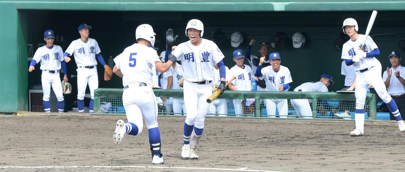 大分大会　大分豊府対明豊　2回裏明豊2死三塁から柴田廉之助（中央左）が2点本塁打を放ち、笑顔を見せるナイン（撮影・佐藤究）