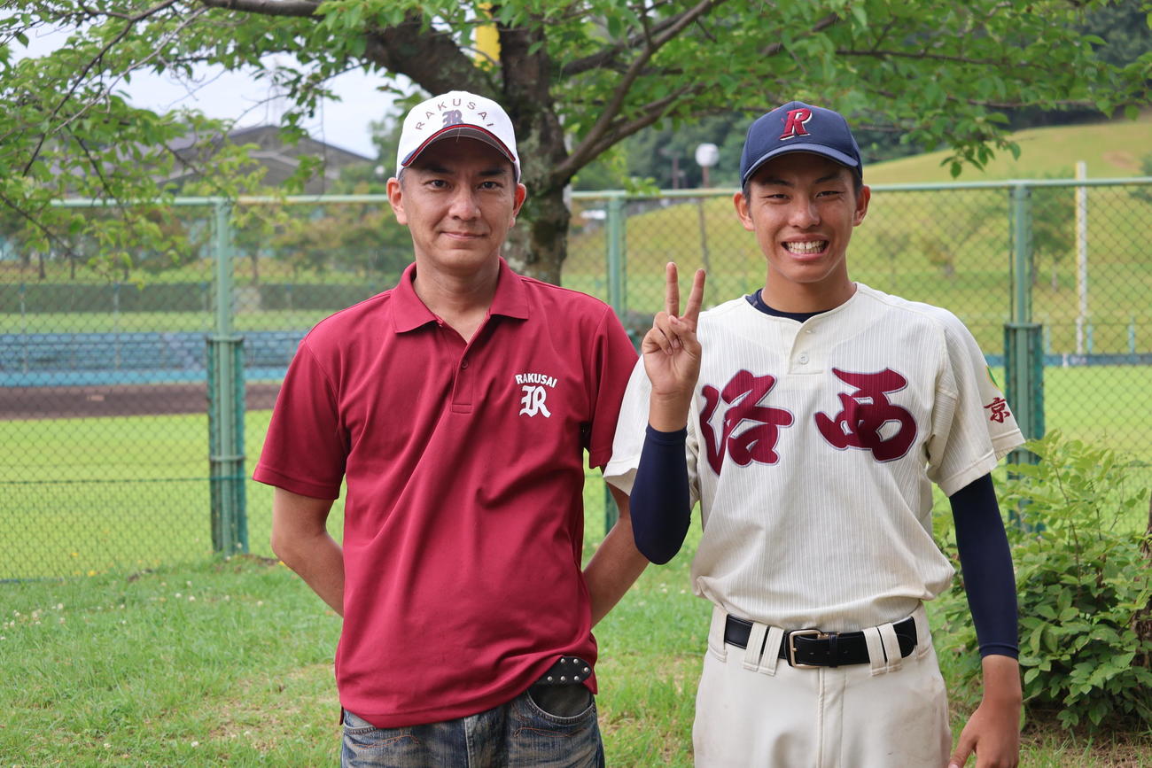 洛西対洛東　試合後、父と笑顔で写真を撮る洛西・森井（撮影・原田竣矢）