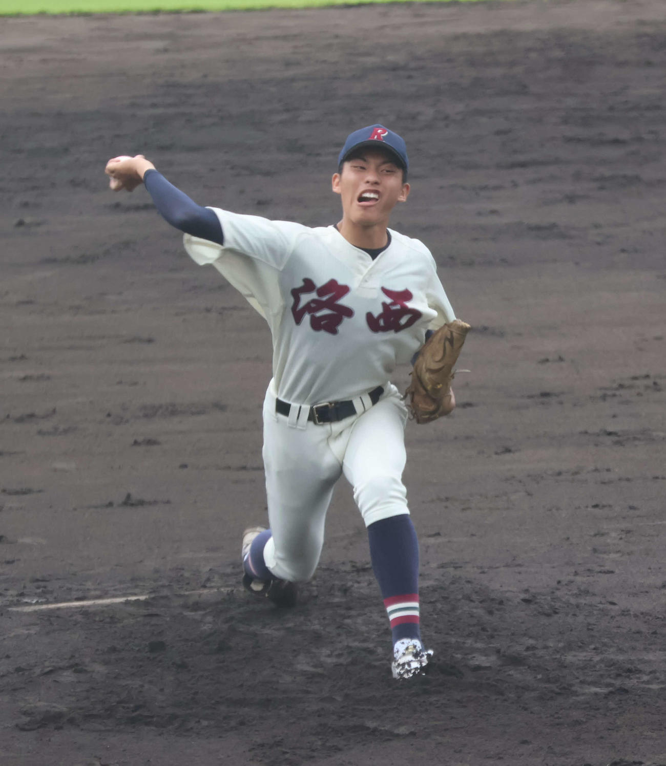 洛西対洛東　気迫のピッチングを見せる洛西・森井（撮影・原田竣矢）