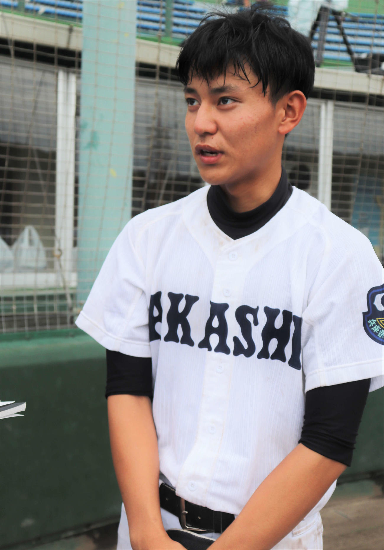 兵庫大会　明石対宝塚西　試合後に取材に答える明石のエース、箱崎悠朔投手（3年）（撮影・中島麗）