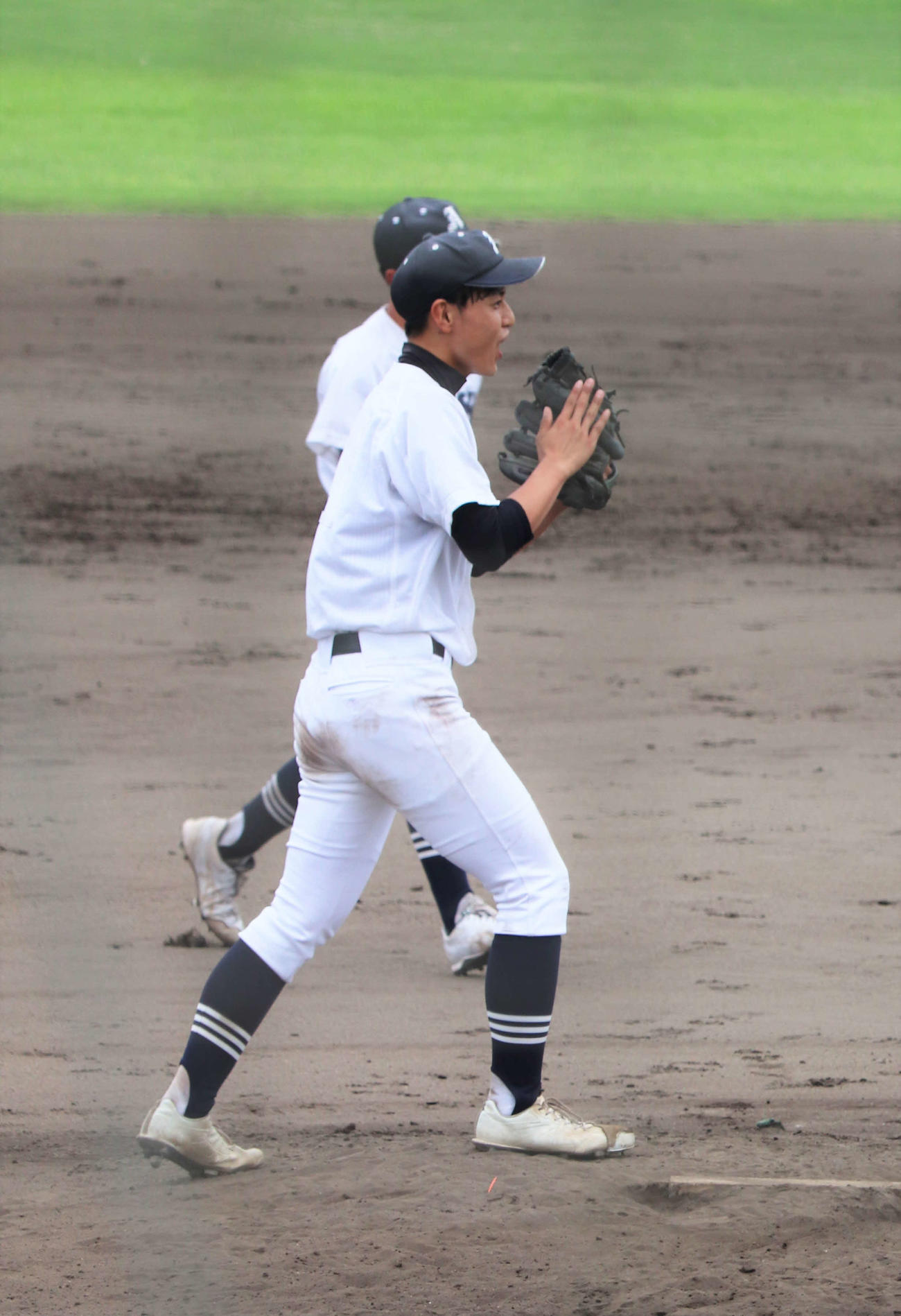 兵庫大会　明石対宝塚西　味方の好守にマウンド上で拍手する明石のエース・箱崎悠朔投手（3年）（撮影・中島麗）