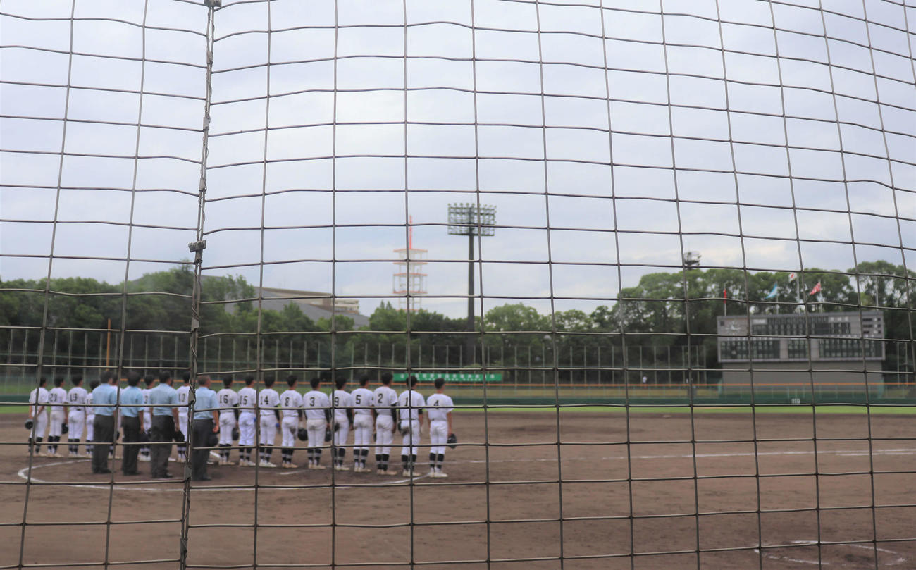 兵庫大会　明石対宝塚西　8回コールド勝ちを収め、校歌を歌う明石ナイン（撮影・中島麗）