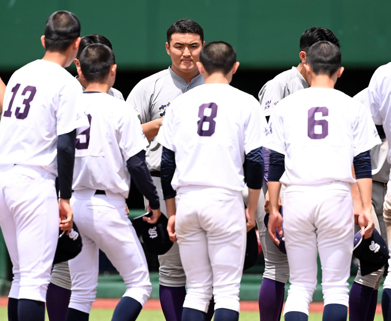 花巻東対盛岡市立　11－1で盛岡市立に7回コールド勝ちし、あいさつする花巻東・佐々木麟（中央）（撮影・たえ見朱実）