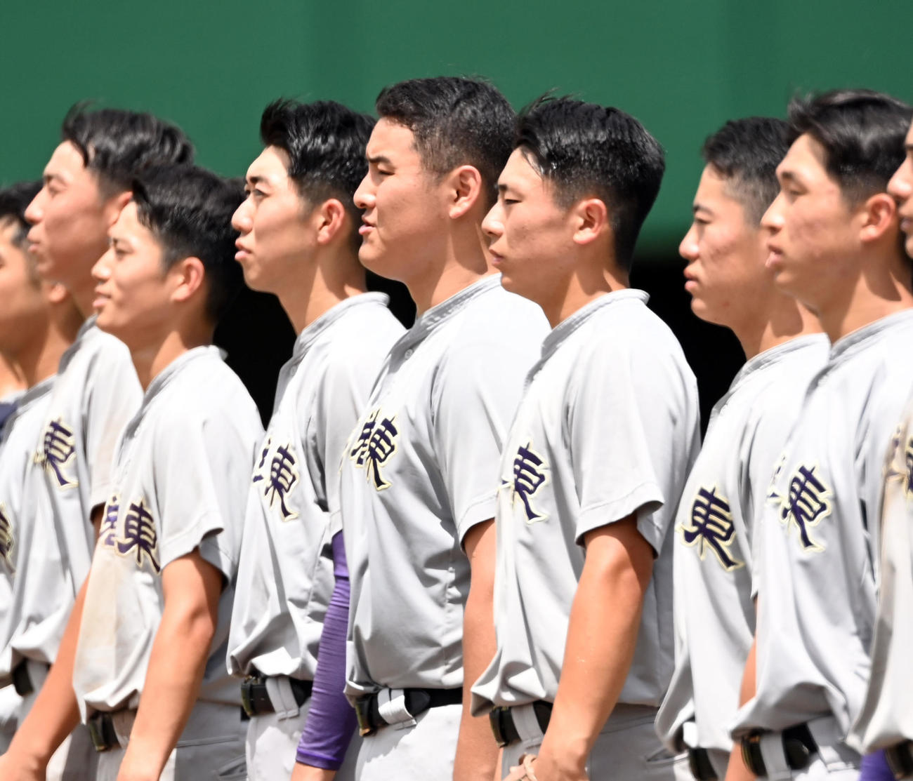 花巻東対盛岡市立　11－1で盛岡市立に勝利し校歌を歌う花巻東・佐々木麟（中央）（撮影・たえ見朱実）