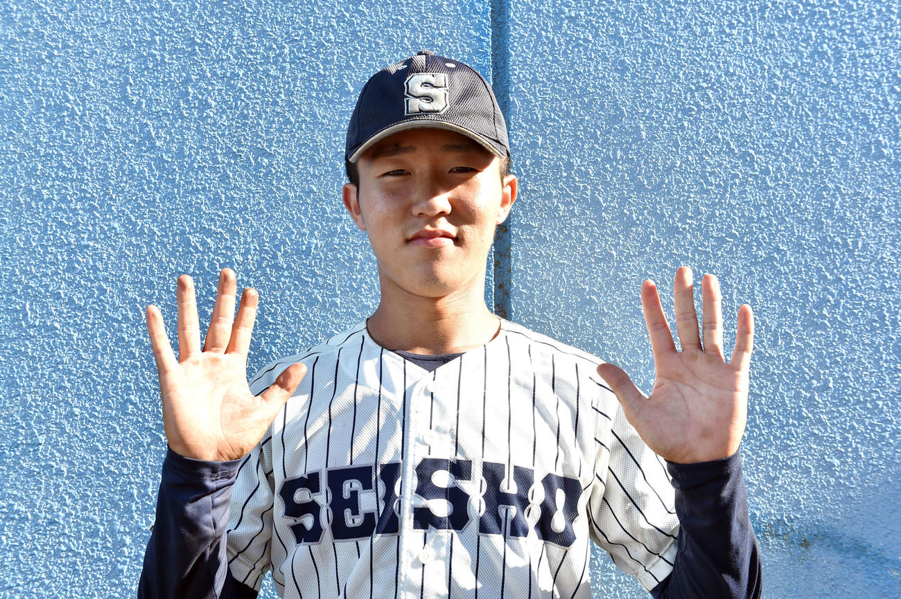 青森商対三沢　5打数5安打1打点の活躍で「5」をアピールする青森商・佐々木（撮影・相沢孔志）