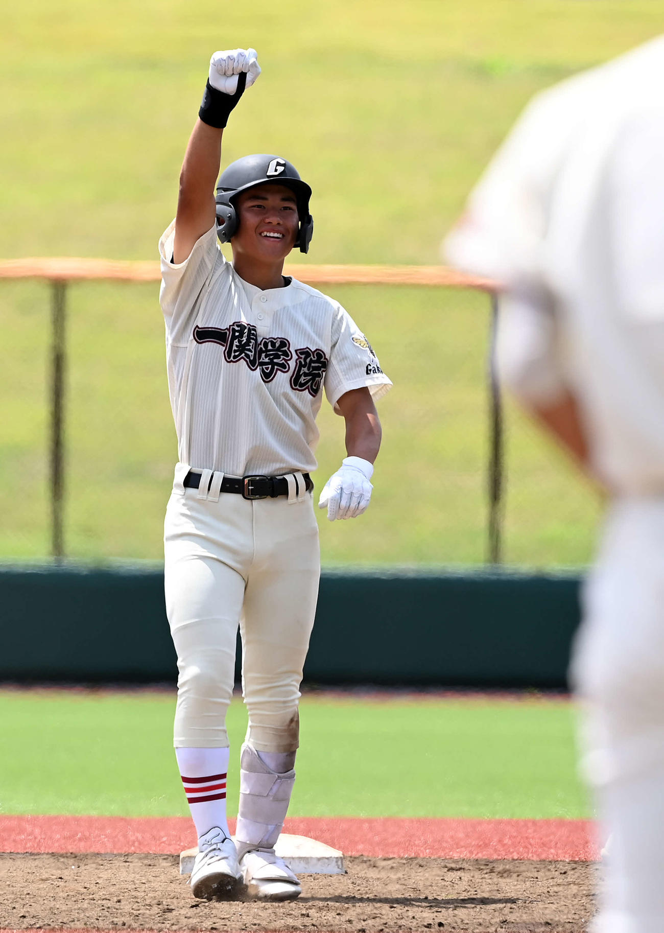 5回表一関学院無死二塁、適時二塁打を放ちポーズを決める小野唯（撮影・たえ見朱実）