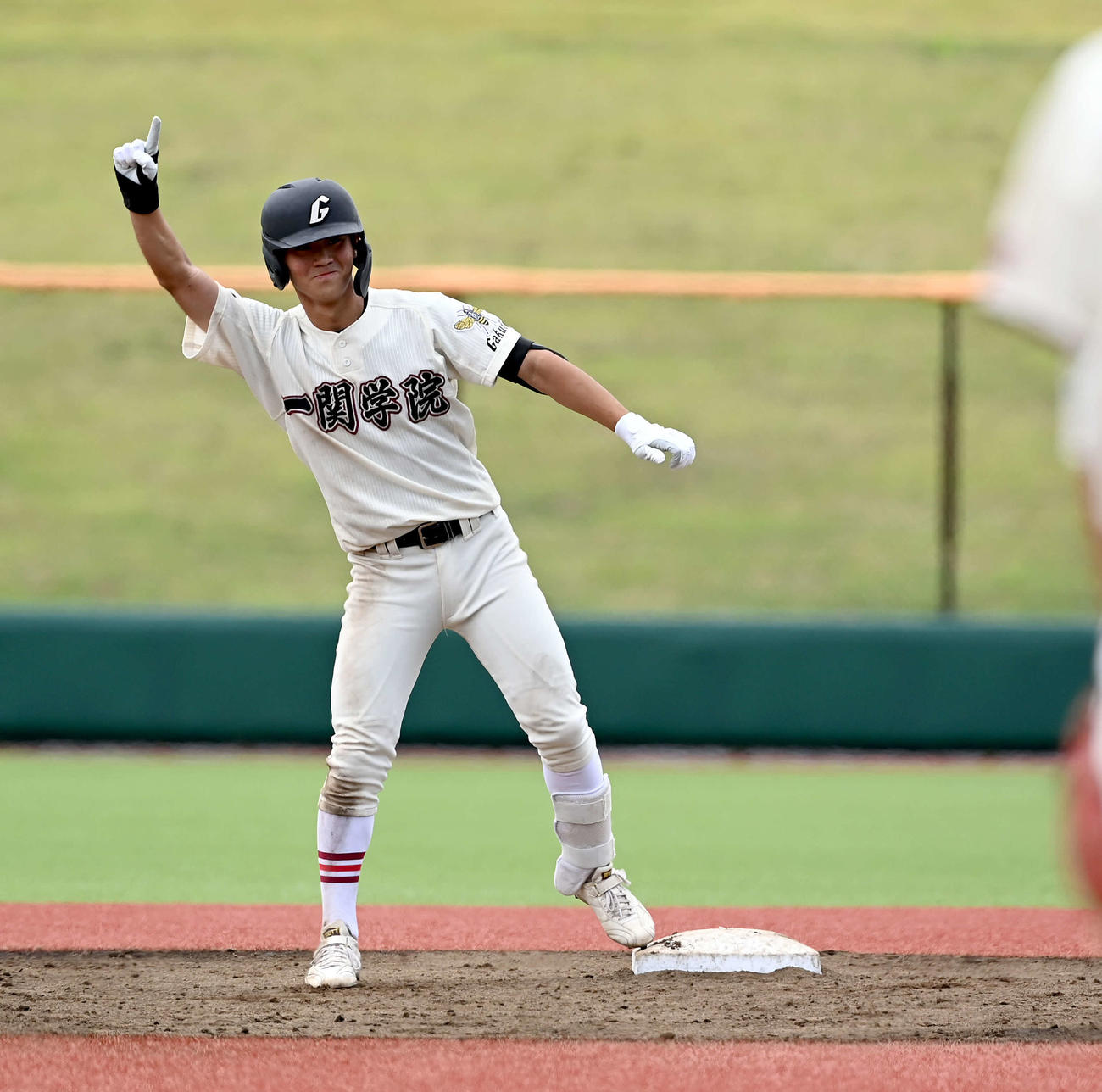 一関学院対盛岡中央　2回表一関学院2死二塁、中前に適時二塁打を放ちポーズを決める原田（撮影・たえ見朱実）
