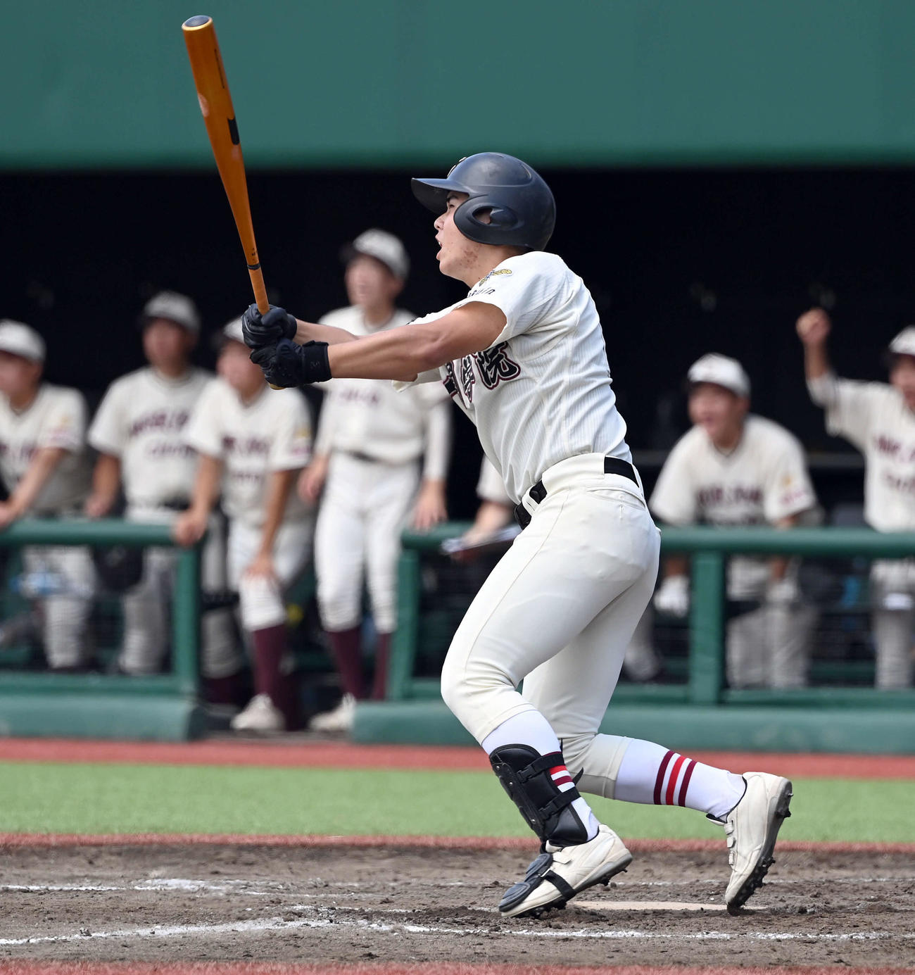 一関学院対盛岡中央　3回表一関学院無死二、三塁、中犠飛を放つ佐藤（撮影・たえ見朱実）