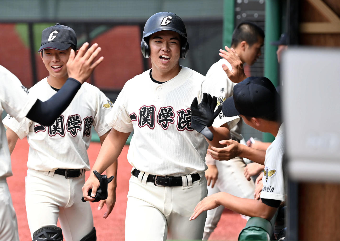 一関学院対盛岡中央　3回表一関学院無死二、三塁、中犠飛を放ちナインとハイタッチする佐藤（撮影・たえ見朱実）