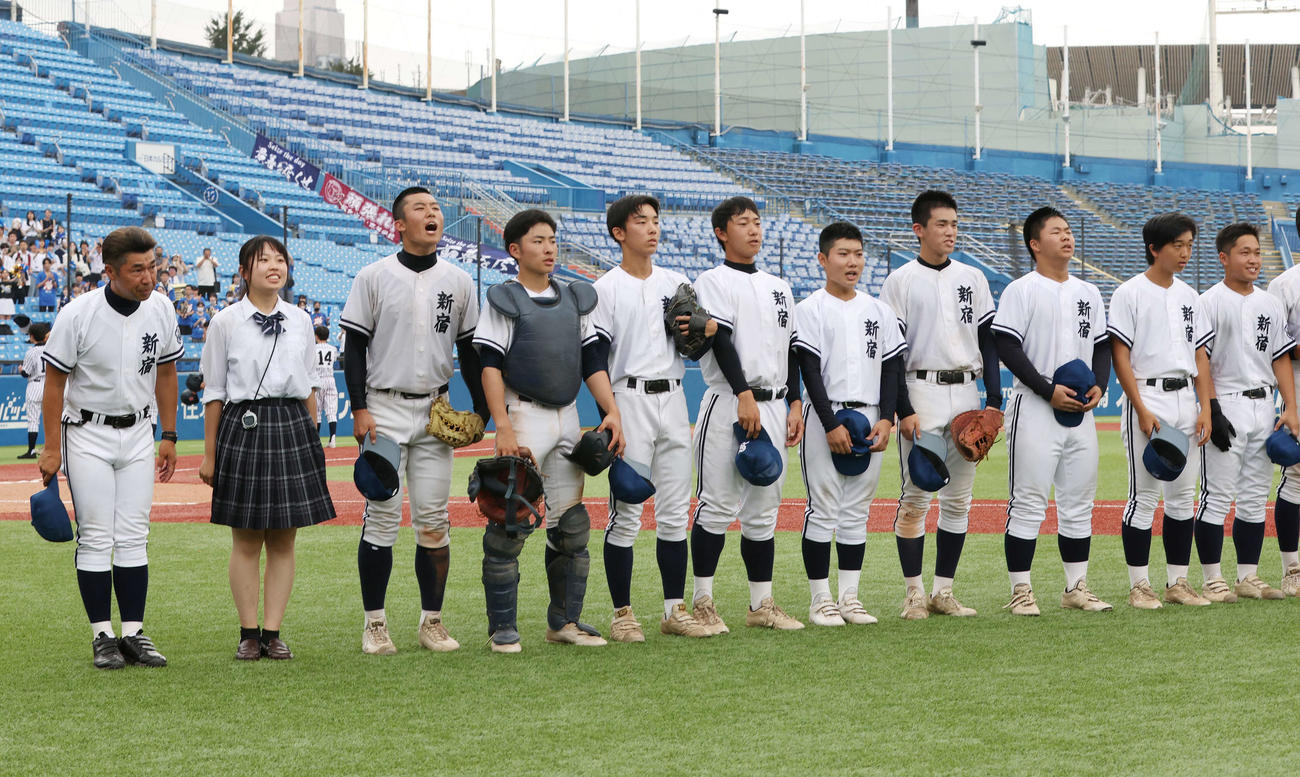 桜丘対新宿　7回コールド勝ちし、応援スタンドへあいさつする新宿の選手たち（撮影・宮地輝）