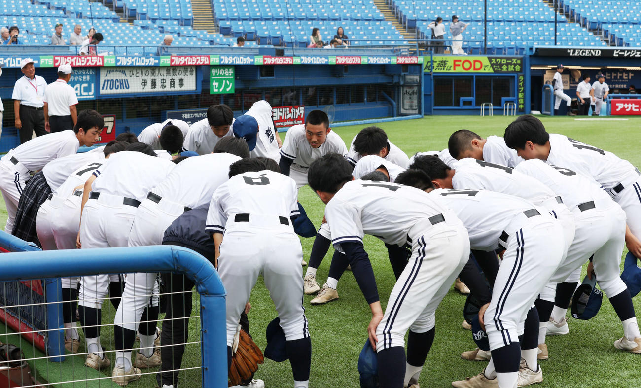桜丘対新宿　試合前、円陣を組む新宿の選手たち（撮影・宮地輝）