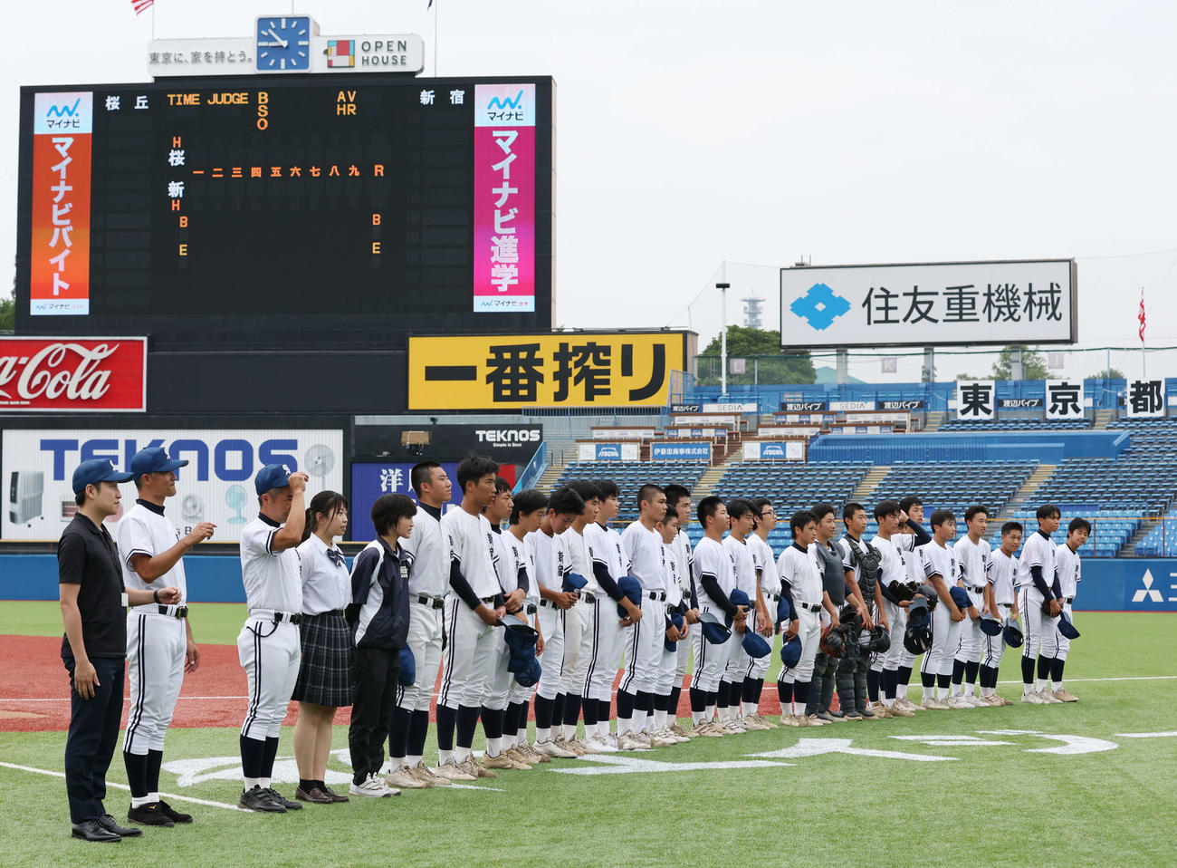 桜丘対新宿　試合前、あいさつする新宿の選手たち（撮影・宮地輝）