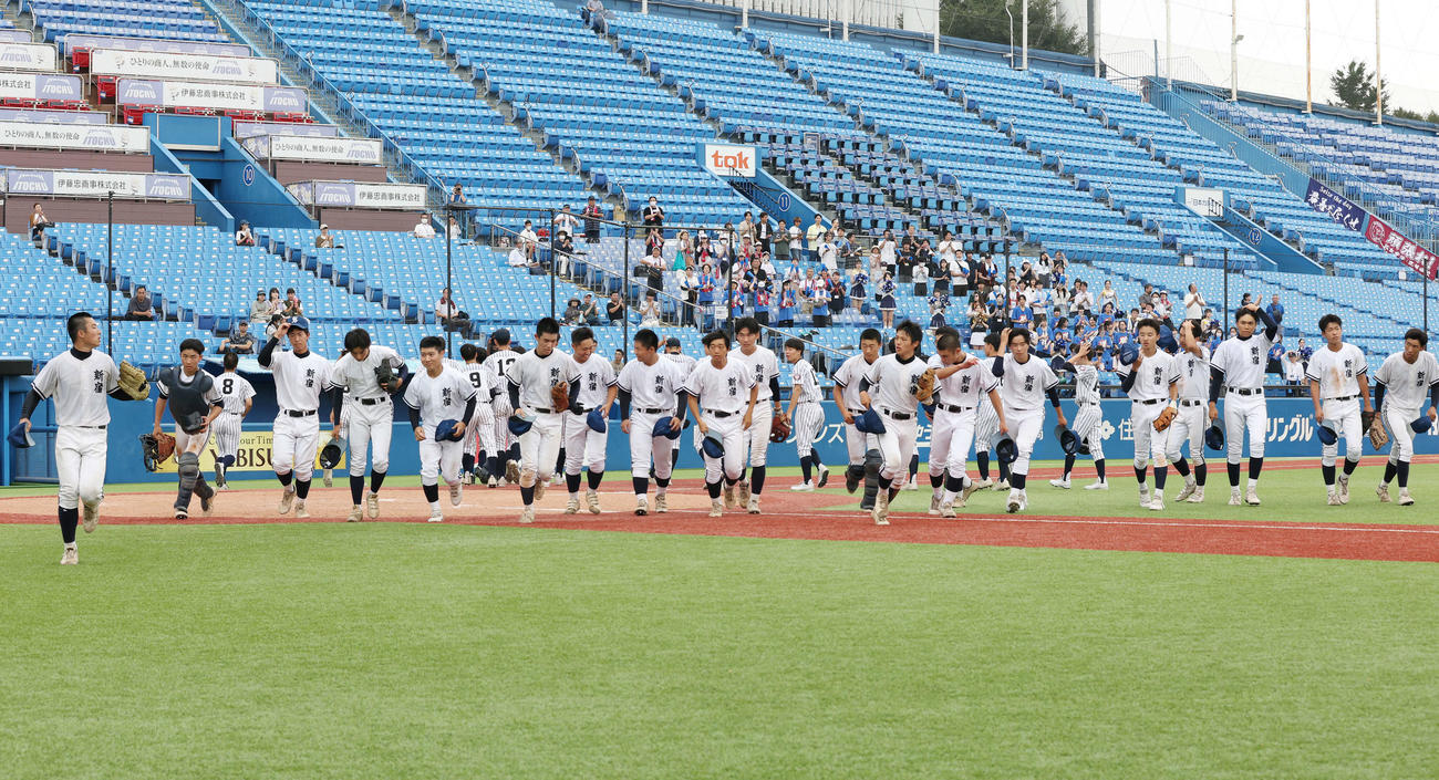 桜丘対新宿　7回コールド勝ちした新宿の選手たち（撮影・宮地輝）