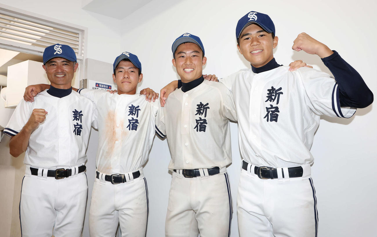 桜丘対新宿　肩を組み笑顔で記念撮影する。左から新宿・田久保監督、野口、中沢、生田（撮影・宮地輝）