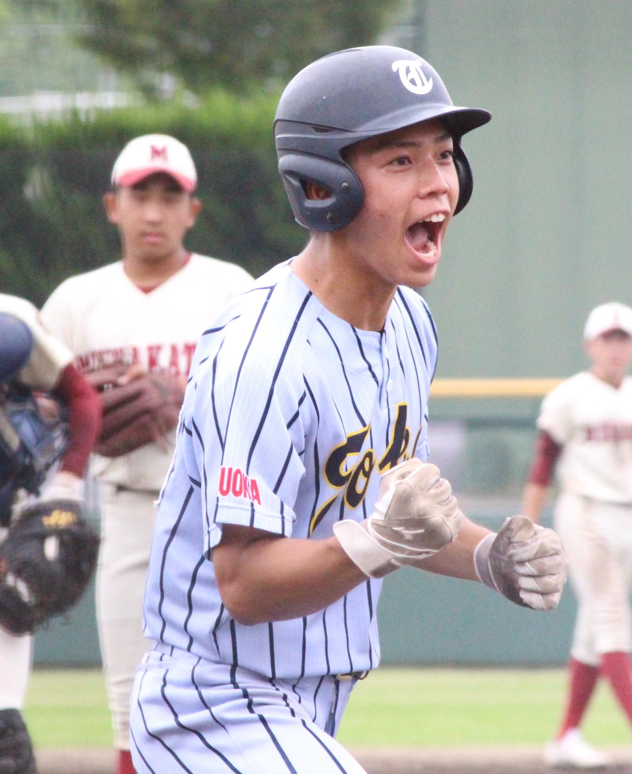 宗像対東海大福岡　5回裏東海大福岡無死、左越え本塁打でガッツポーズして生還する秋田庸讃内野手（撮影・菊川光一）