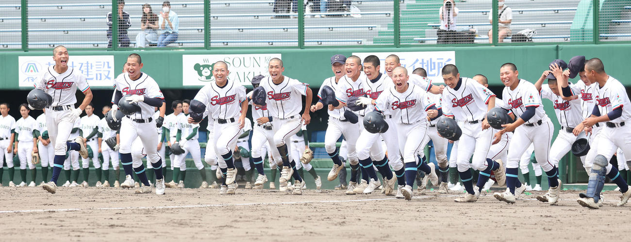 足寄対士別翔雲　足寄に勝利し駆け出す士別翔雲ナイン（撮影・佐藤翔太）