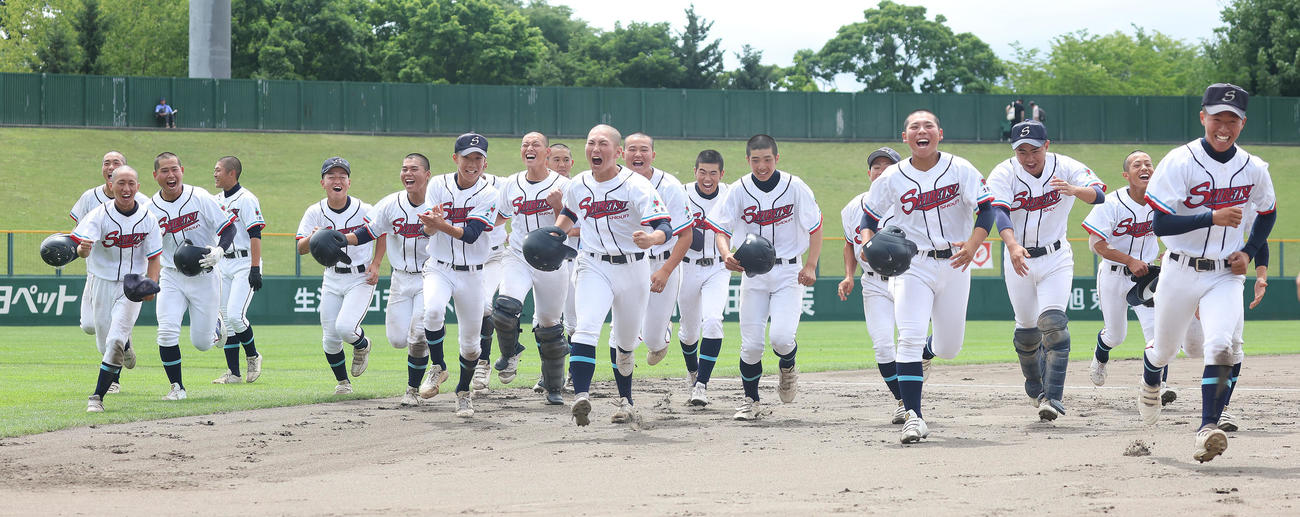 足寄対士別翔雲　足寄に勝利し駆け出す士別翔雲ナイン（撮影・佐藤翔太）