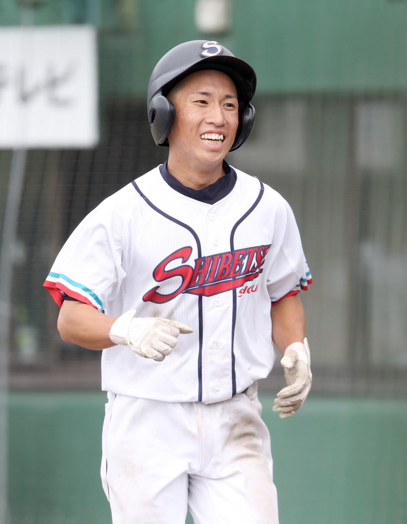 足寄対士別翔雲　6回裏士別翔雲無死一、二塁、本盗を決め笑顔でベンチに戻る佐藤（撮影・佐藤翔太）