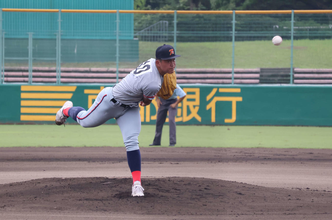 京都国際対洛南　力投する京都国際・松岡（撮影・安岡拓磨）