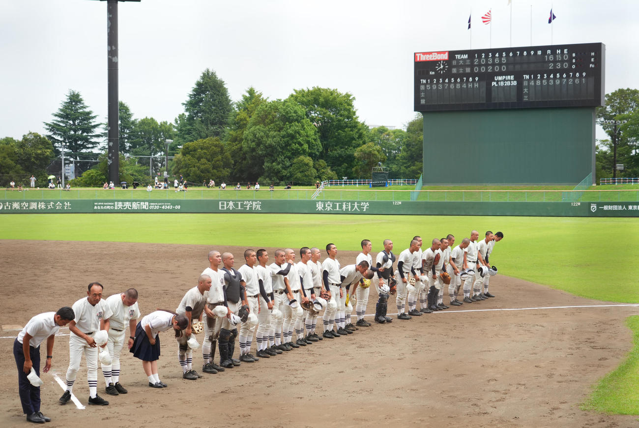 日大三対国士舘　国士舘に勝利し、スタンドの関係者にあいさつする日大三の選手たち（撮影・菅敏）