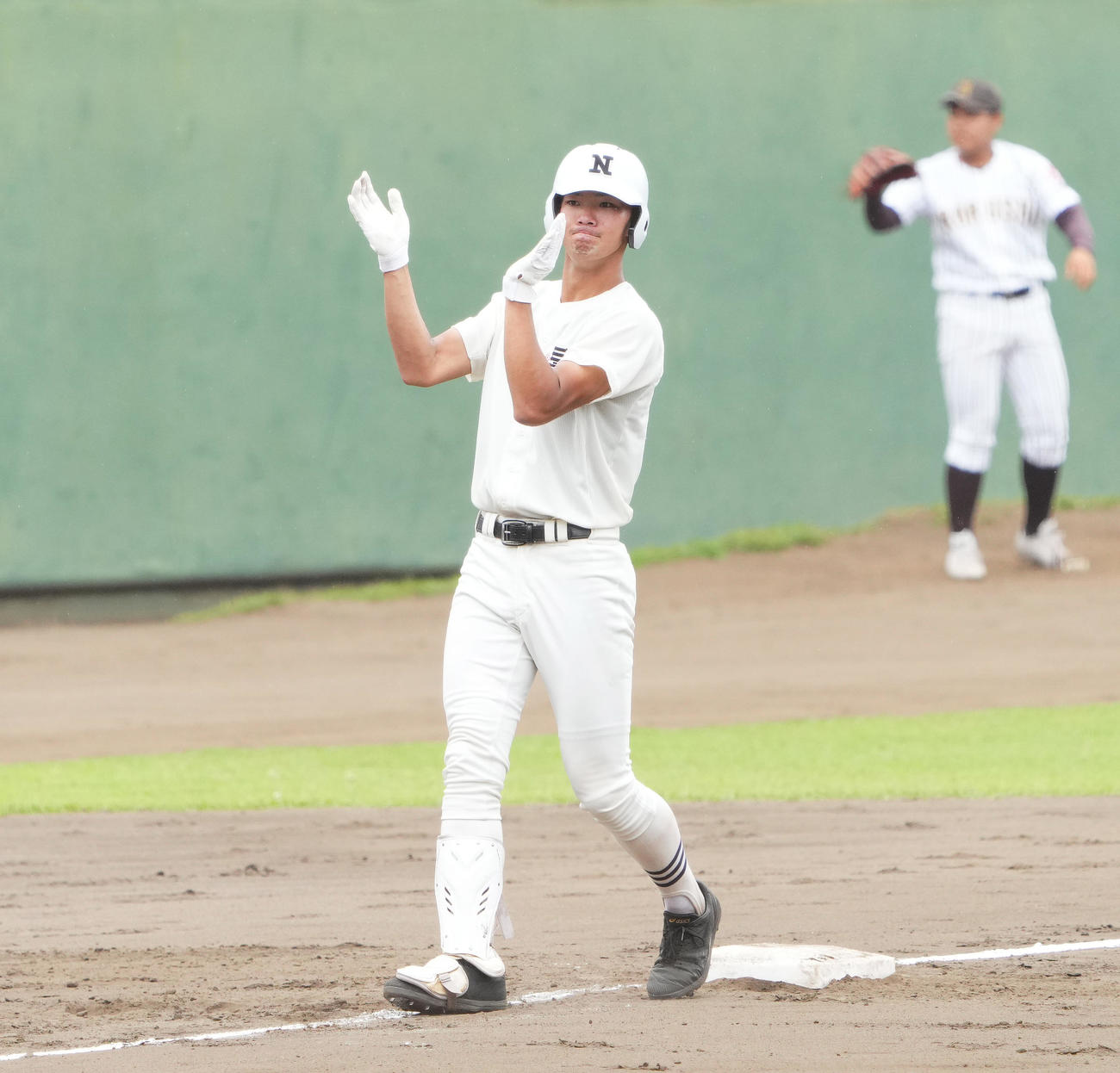 西東京大会日大三対国士舘　3回表日大三2死二塁、右中間に適時三塁打を放ち、手をたたく針金（撮影・菅敏）