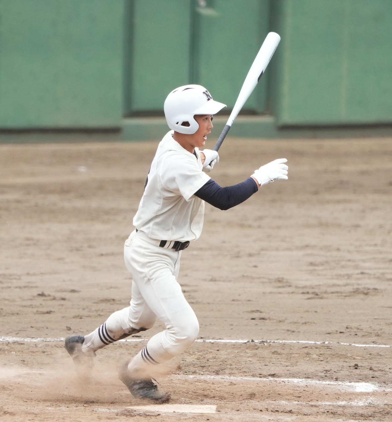 西東京大会日大三対国士舘　4回表日大三1死一、三塁、右適時打を放つ池内（撮影・菅敏）